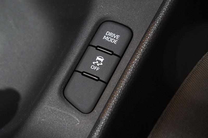 パーキングブレーキ横のスイッチはガソリン車専用になる