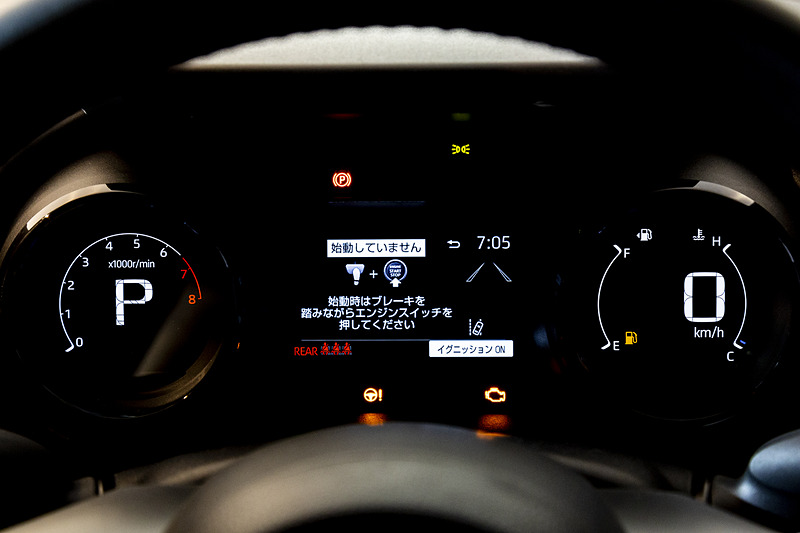 こちらも双眼デジタルTFTメーター。左側にタコメーターがある