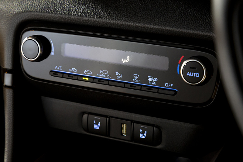 オートエアコンとシートヒーターを装着