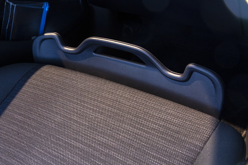 助手席前方にシート上に置いた荷物が滑り落ちないように抑えるストッパーを装備