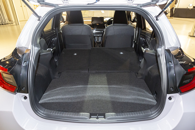 ラゲッジスペースはデッキボードによってスペースのアレンジが可能