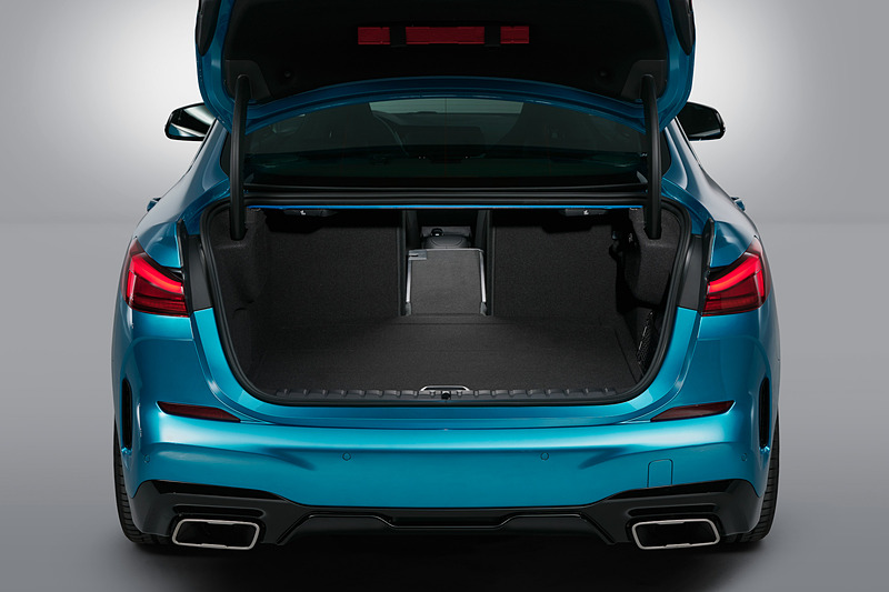 M235i xDriveのラゲッジスペース