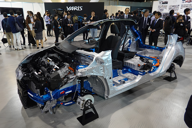 新型車「ヤリス」の説明会に展示されたホワイトボディ。環状構造を採用し、ねじり剛性30％アップ
