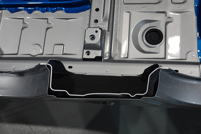 Bピラー部。このBピラーのアウタはホットプレス材