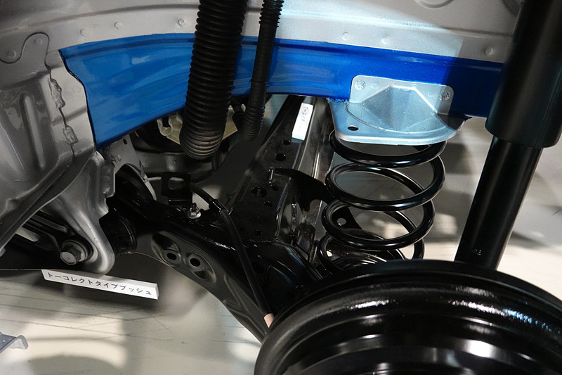 リアのトーションビーム式サスペンション