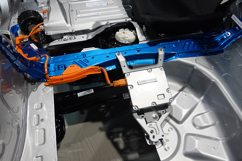 リアシート下部まわりから、ラゲッジへかけて