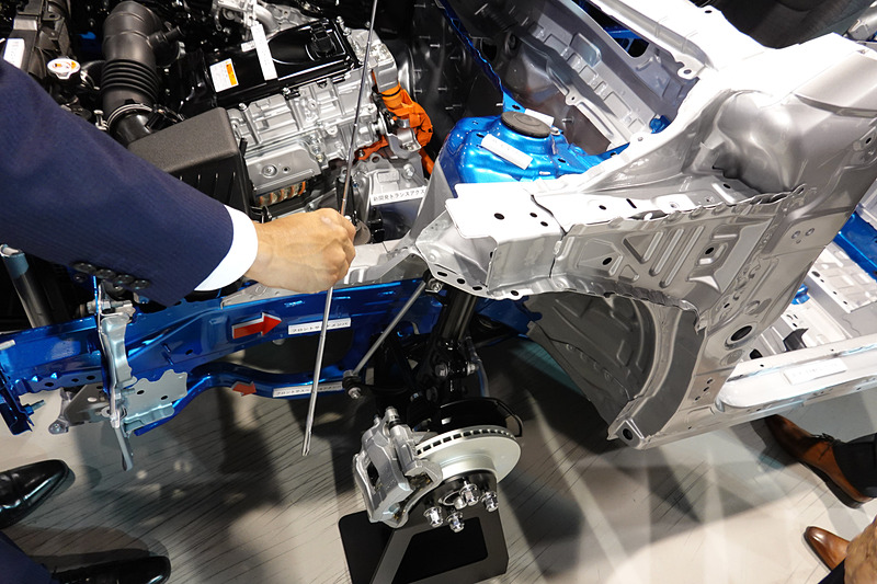 フロントサスペンションの軸を最適化して、アブソーバの摺動抵抗を低減