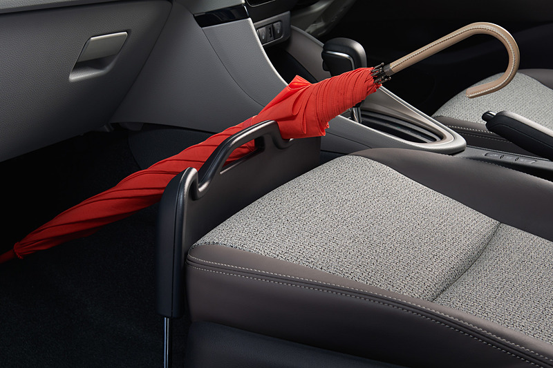 シート前方のプレートを引き上げ、助手席を荷物置き場として利用できる「買い物アシストシート」も継続採用