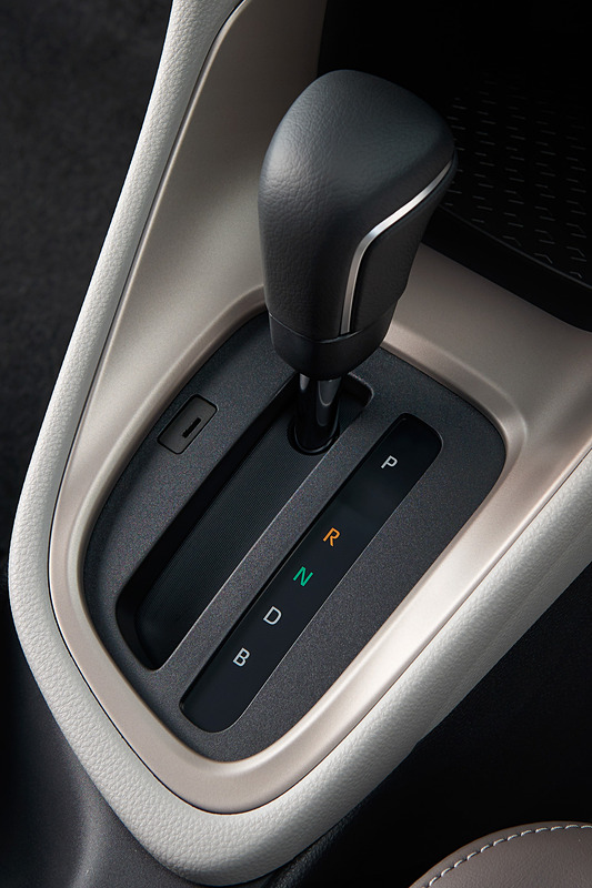 シフトセレクターはストレートタイプ