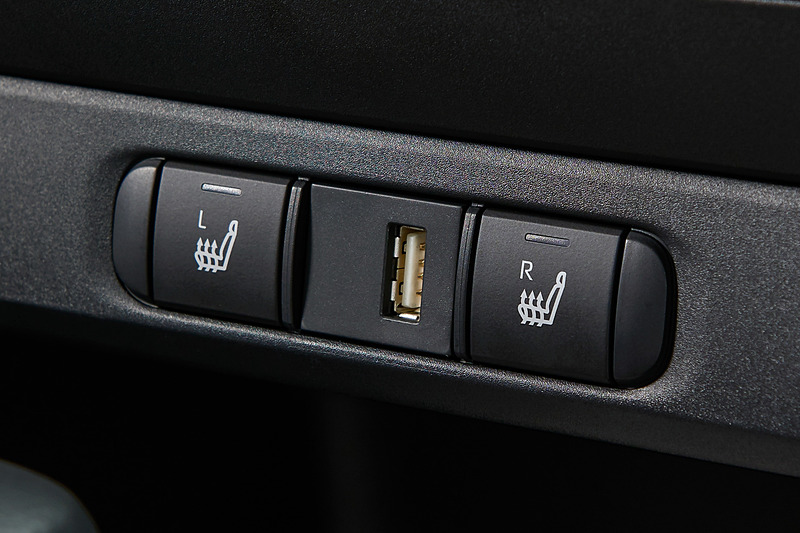 センターコンソールにUSB端子を設定