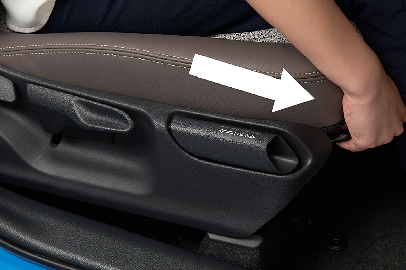 シート下の前方側にあるレバーで前後位置をドライビングポジションに設定。右側面のレバーでロックを解除して運転席を後方まで下げた場合には、同様にレバーを操作して前方にスライドさせた時に、運転席の前後位置がドライビングポジションに復帰する仕組みとなっている