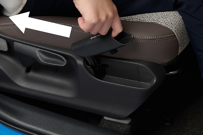 シート下の前方側にあるレバーで前後位置をドライビングポジションに設定。右側面のレバーでロックを解除して運転席を後方まで下げた場合には、同様にレバーを操作して前方にスライドさせた時に、運転席の前後位置がドライビングポジションに復帰する仕組みとなっている