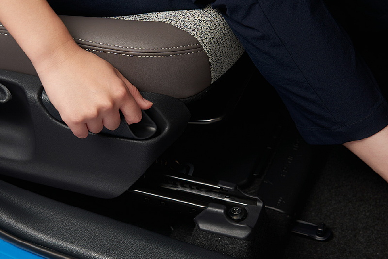 シート下の前方側にあるレバーで前後位置をドライビングポジションに設定。右側面のレバーでロックを解除して運転席を後方まで下げた場合には、同様にレバーを操作して前方にスライドさせた時に、運転席の前後位置がドライビングポジションに復帰する仕組みとなっている