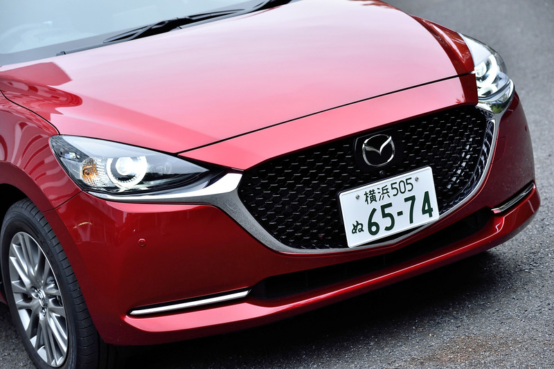 フロントバンパー、グリル、ヘッドライトが変更された