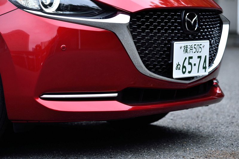 シンプルな造形ながら、低い位置に水平基調のラインを置くことでワイド＆低重心感を強調。グリルは最近のマツダ車らしくスタッズ（飾り鋲）パターンを採用