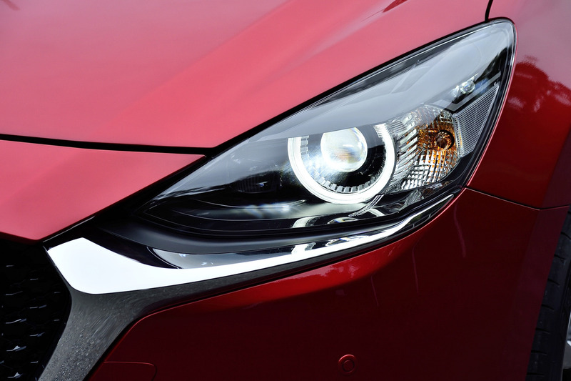 オプションで用意されるALH（アダプティブ・LED・ヘッドライト）は、ハイビームの分割数が11から20になり、カーブでの可変配光制御も2段階から6段階と細かくなった