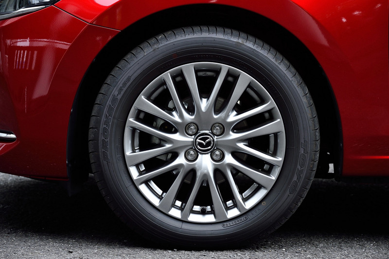 高輝度塗装を施した新デザインの16インチアルミホイールを採用