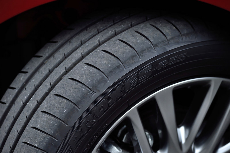 タイヤも構造を変更し、前後ダンパーやリアダンパーのトップマウントの材質変更なども行なうことで乗り心地の質感向上を図る