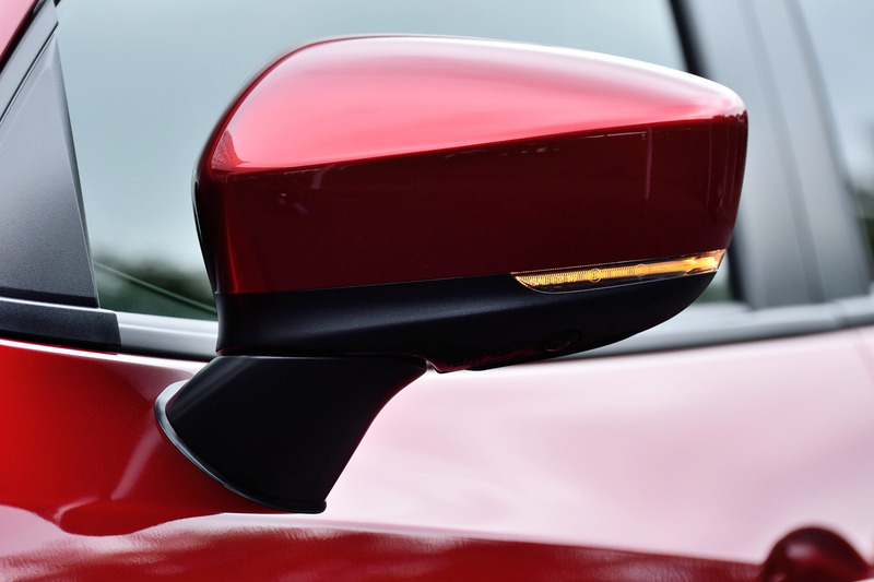 ウインカー内蔵式のドアミラー。360度ビューモニターのカメラが付く