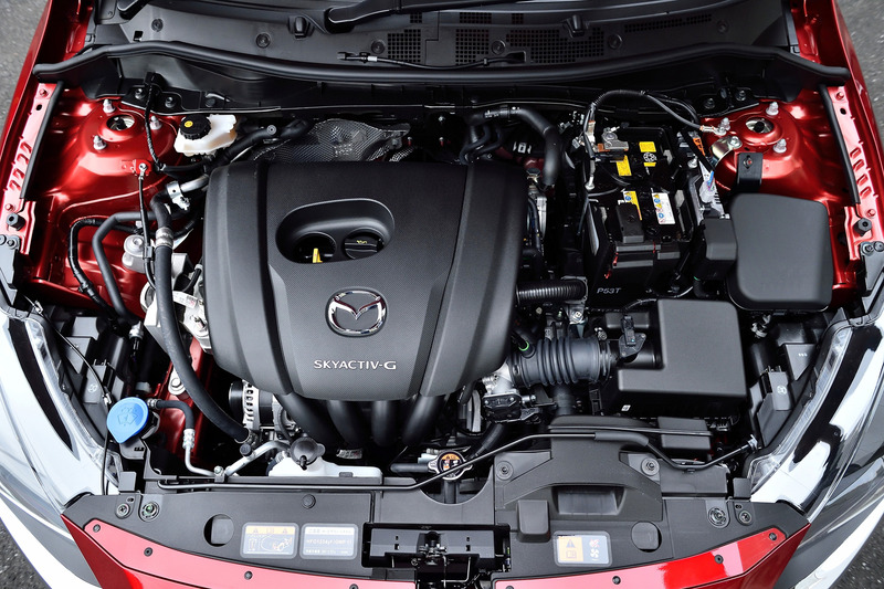 こちらはガソリンエンジンのSKYACTIV-G 1.5。新たにガソリンモデルでもi-ELOOP（減速エネルギー回収システム）を設定した