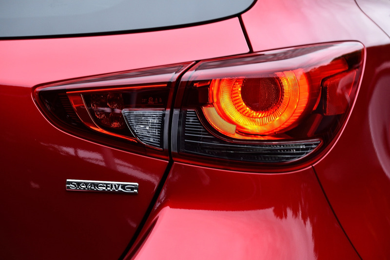 リアコンビランプの比較。左がデミオ、右がMAZDA2でクリアの部分が減って引き締まった印象