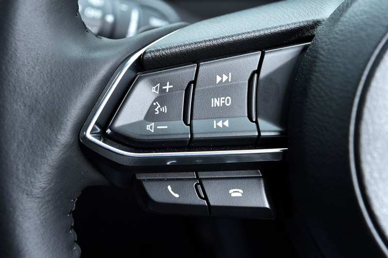 ステアリングの左側はオーディオリモートコントロールスイッチ