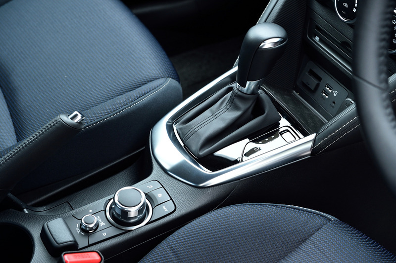 シフトやセンターコンソールまわり。シルバーの加飾が加えられる