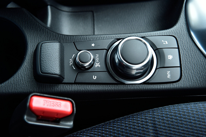 運転席から操作しやすい位置にコマンダーコントロール