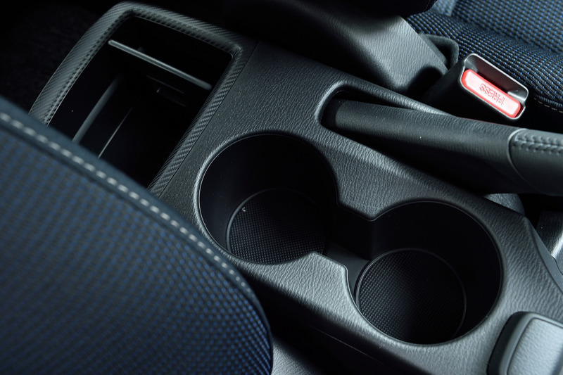 フロントドリンクホルダーは縦に配置