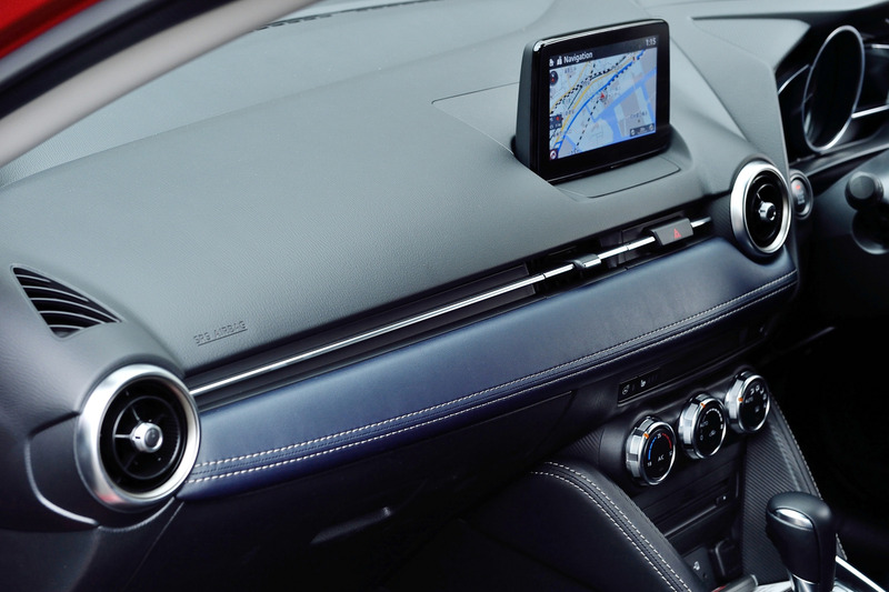 インパネ助手席側にはネイビーブルーの合皮にウォームシルバーのステッチをあしらったデコレーションパネル