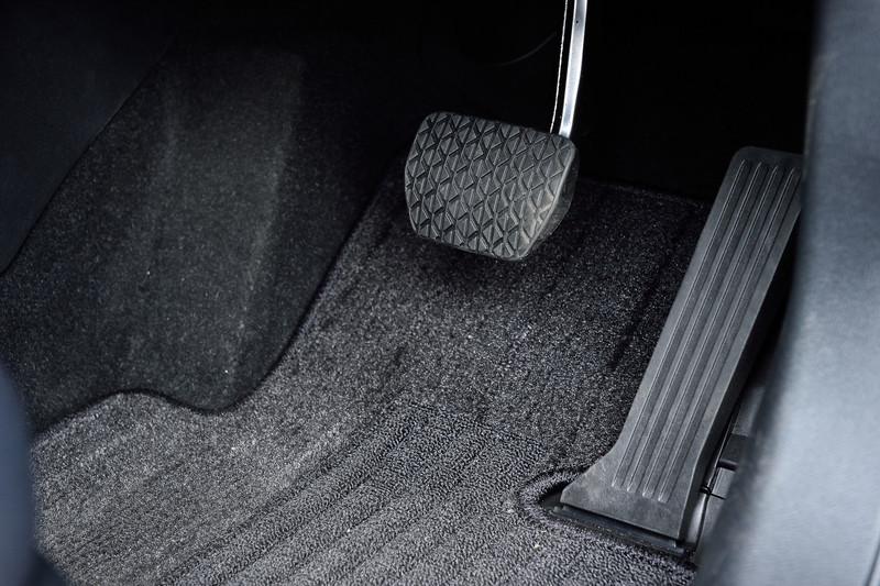 ドライバーを中心にしたペダル配置。アクセルペダルはオルガン式を採用する