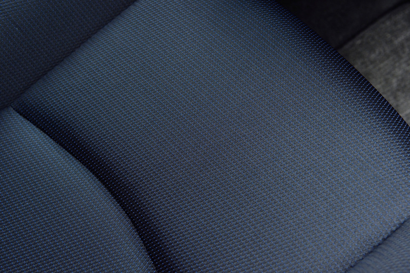 フロントシート座面には高減衰ウレタンを採用