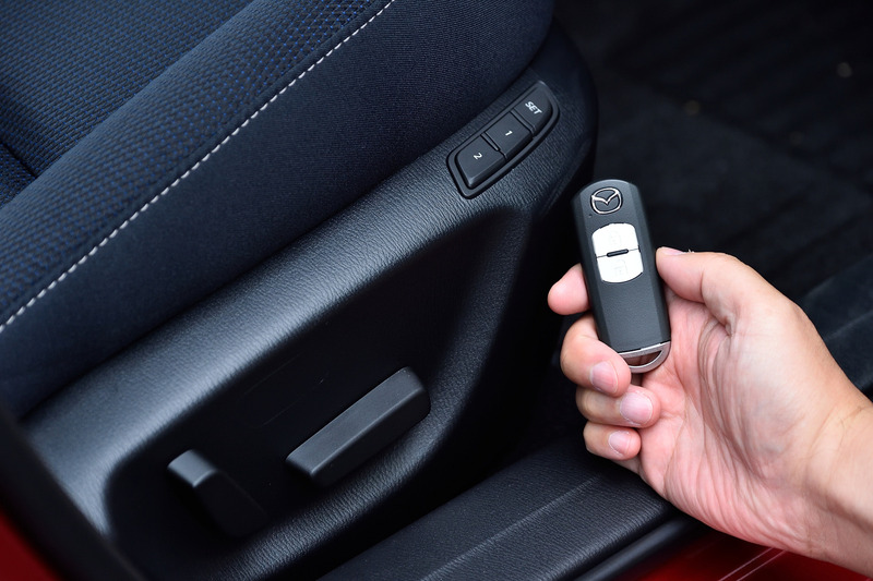 運転席にはシートメモリー付き6Wayパワーシート（PROACTIVE S Packageにはオプション）を装備。メモリーをリモコンキーとひも付けることもできる