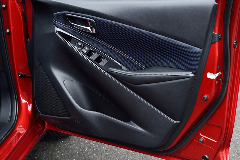 運転席のドアトリムはブルーブラックのクロスとアームレストにはブラックの合皮。ステッチはどちらもウォームシルバー