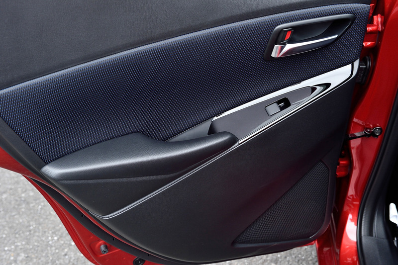 左後席のドアトリムにはブルーブラックのクロスがあしらわれる