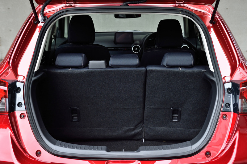 ラゲッジルーム。リアシートは6:4分割可倒式で荷物のサイズによってアレンジ可能