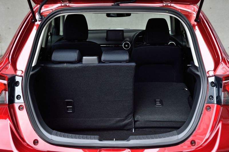 ラゲッジルーム。リアシートは6:4分割可倒式で荷物のサイズによってアレンジ可能