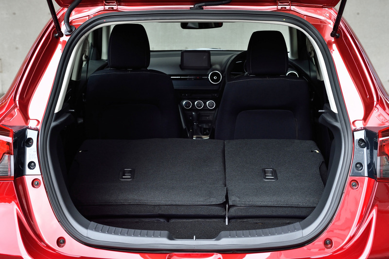 ラゲッジルーム。リアシートは6:4分割可倒式で荷物のサイズによってアレンジ可能