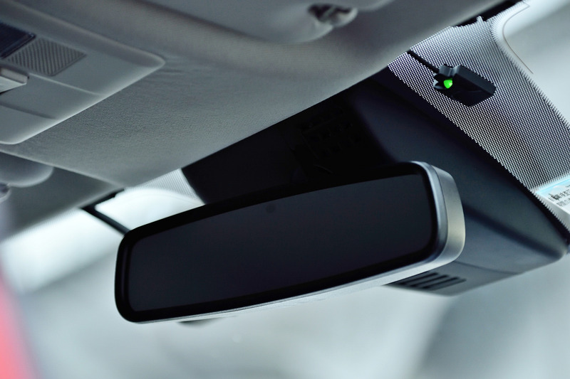 自動防眩ルームミラーを新たに採用