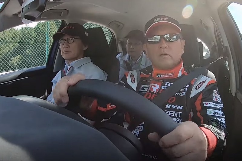 下山テストコースで新型車「ヤリス」を運転するマスタードライバー 豊田章男社長