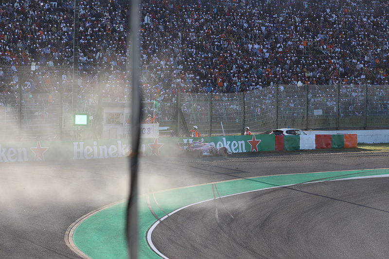 セルジオ・ペレス選手がレース終了直前にクラッシュ……。マシンから下りて立ち尽くす姿も肉眼で見られた