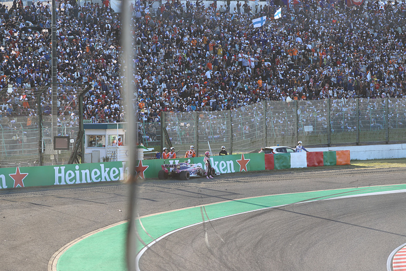 セルジオ・ペレス選手がレース終了直前にクラッシュ……。マシンから下りて立ち尽くす姿も肉眼で見られた