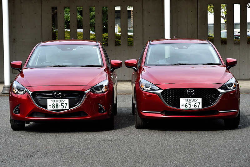 写真左が「デミオ」、右が「MAZDA2」。並べてみるとその違いが分かる