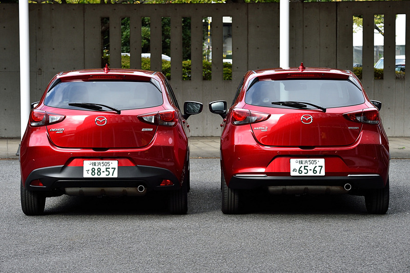 写真左が「デミオ」、右が「MAZDA2」。並べてみるとその違いが分かる