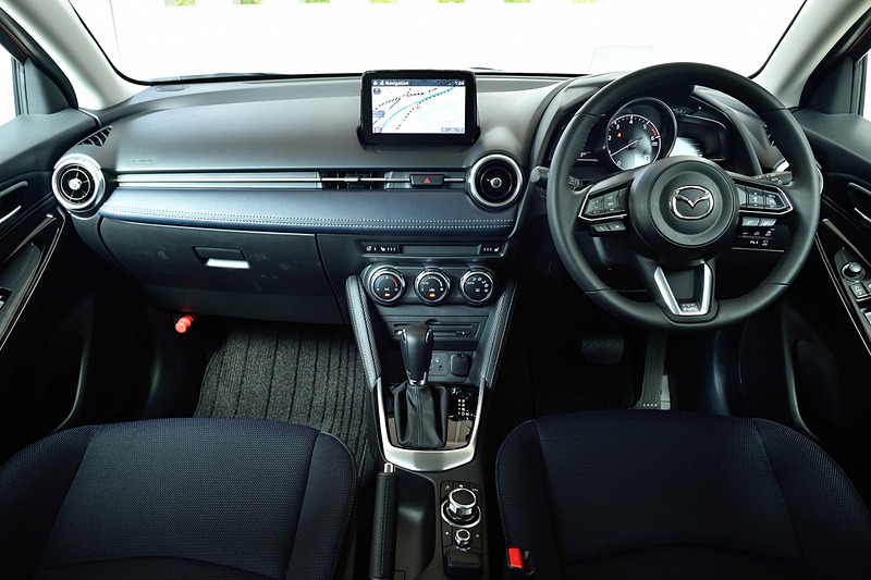 試乗車はネイビーブルー/ブルーブラックのクロス内装。ウォームシルバーのステッチが加えられ、落ち着きのある上質感を演出