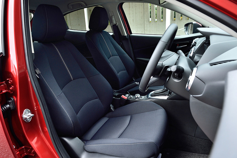 試乗車はネイビーブルー/ブルーブラックのクロス内装。ウォームシルバーのステッチが加えられ、落ち着きのある上質感を演出