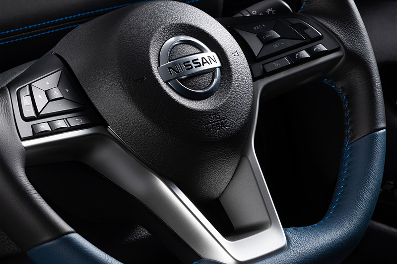 AUTECH 専用本革巻3本スポークステアリング（ブラック/ブルーコンビ＆ブルーステッチ）