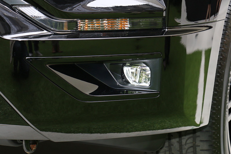 通常はシルバー塗装のフロントグリルや前後のスキッドプレート、ポジションランプガーニッシュ、フォグランプベゼルなどをボディ同色のブラックマイカに変更