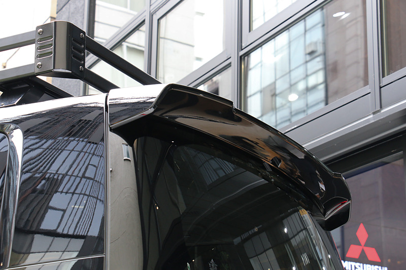 ボディ同色のテールゲートスポイラー