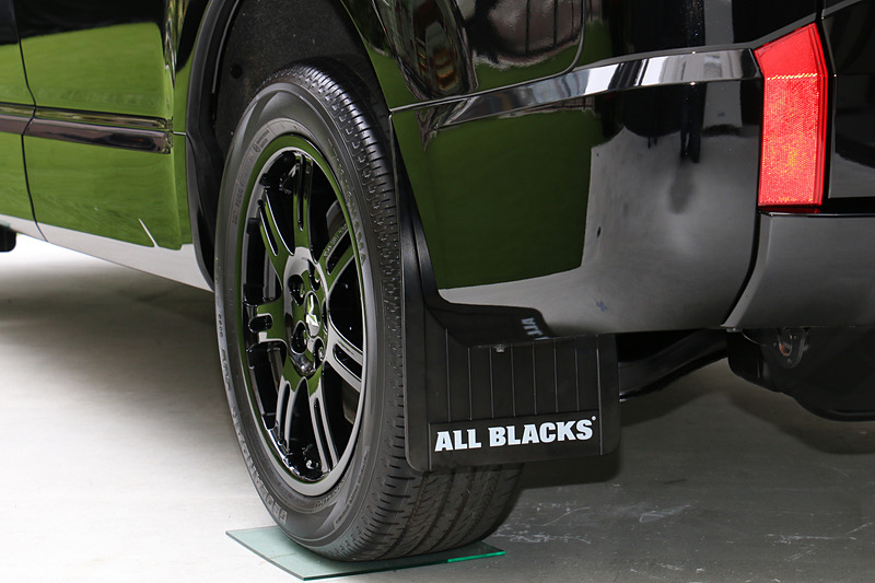 ブラックのマッドフラップでは、リアタイヤ側に「ALL BLACKS」のチームロゴを設定